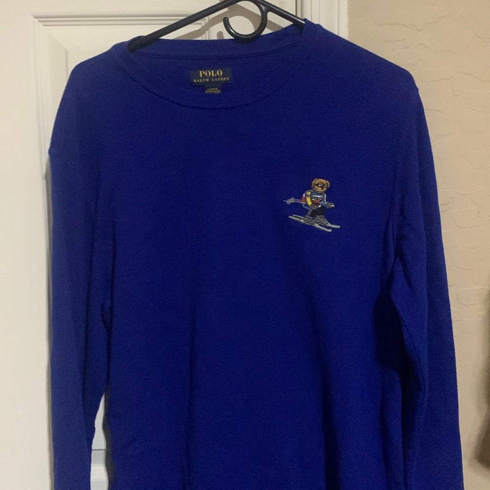 Long sleeve shirt by salon lauren. Skiing bear
